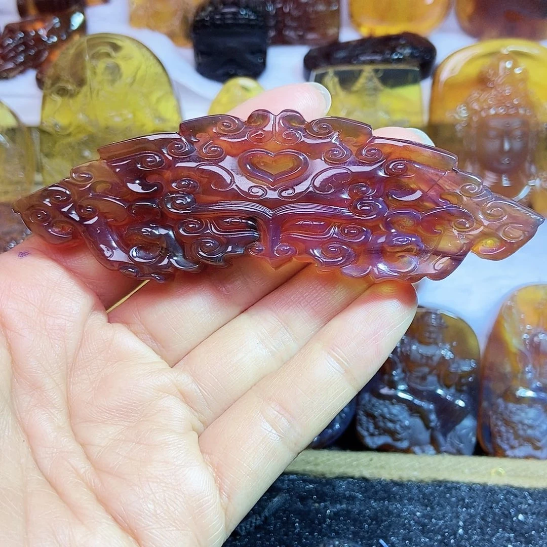 琥珀颈饰未镶嵌兽面兽头兽牌