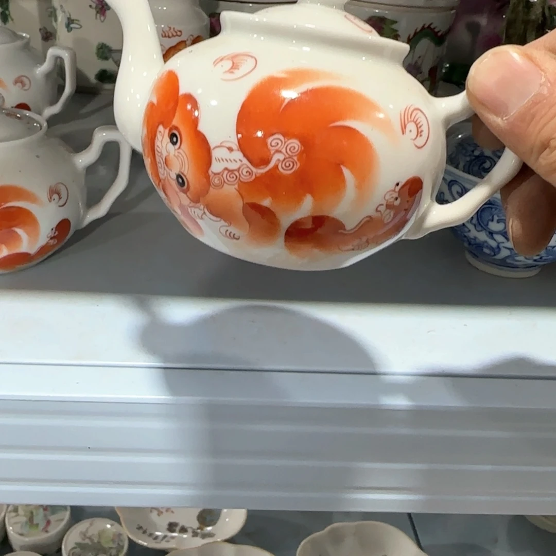 瓷片瓷器上用白泥雕刻出各种