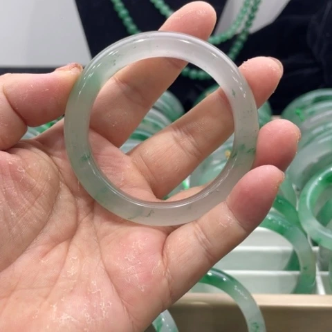 石英质玉手镯未镶嵌哈*闪