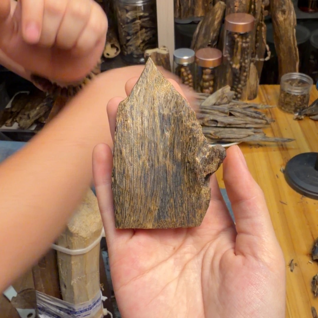 沉香沉香碎屑蓝宝石块料23克