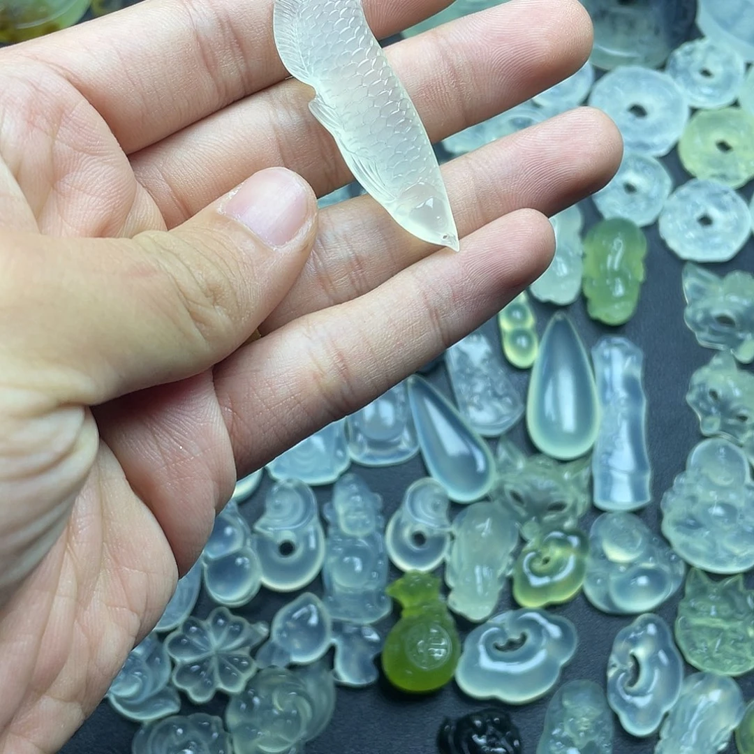 岫玉未镶嵌颈饰龙鱼