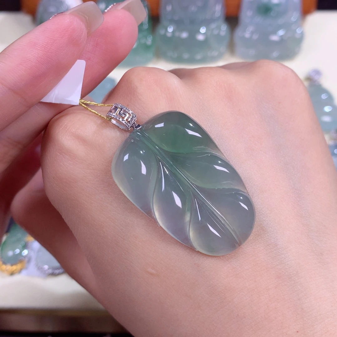 翡翠颈饰18K金镶嵌叶子
