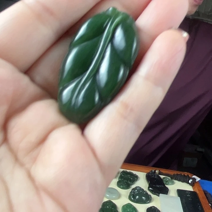 颈饰未镶嵌和田玉（碧玉）