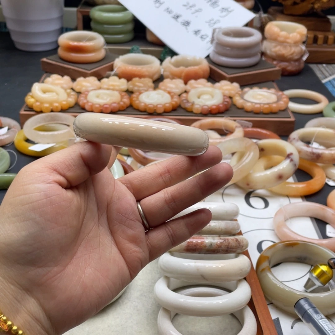 金***洛石英岩玉未镶嵌手镯