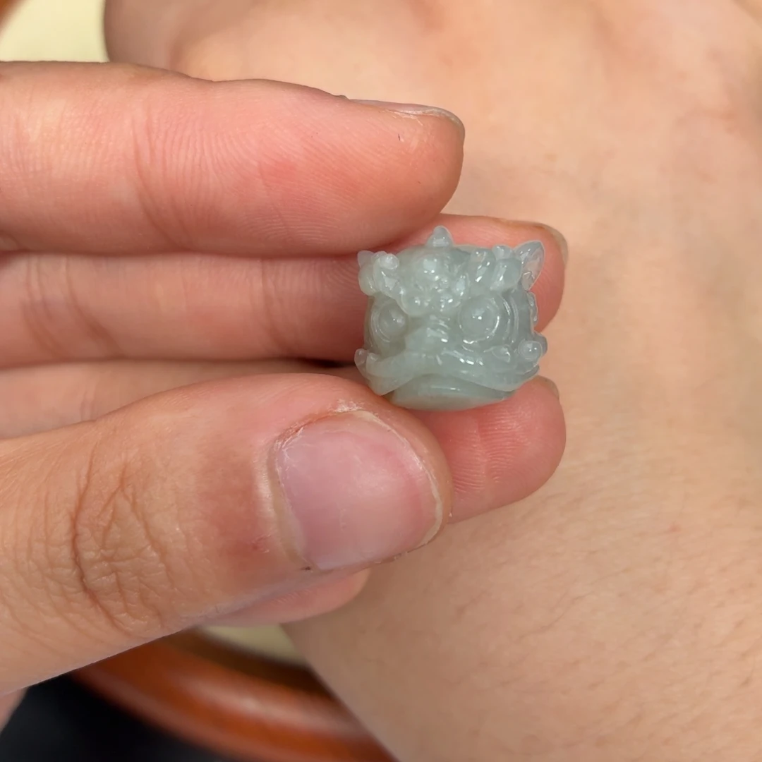 翡翠未镶嵌颈饰醒狮