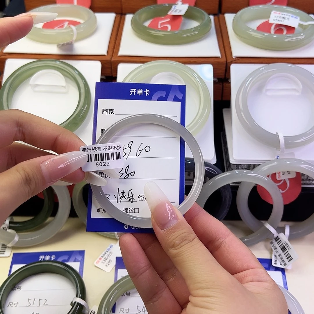 和田玉手镯未镶嵌快****?