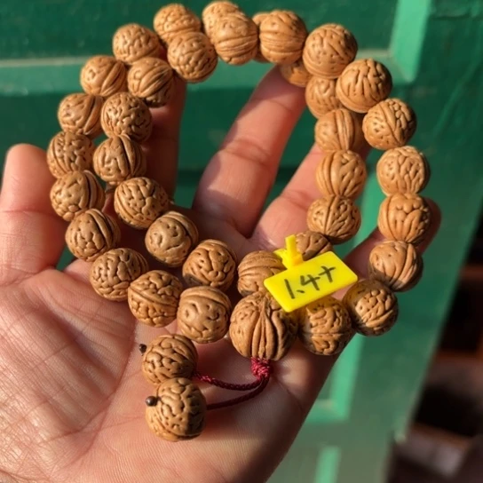 木质野生桃核手串