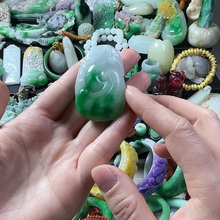 翡翠未镶嵌颈饰翡翠未镶嵌颈饰