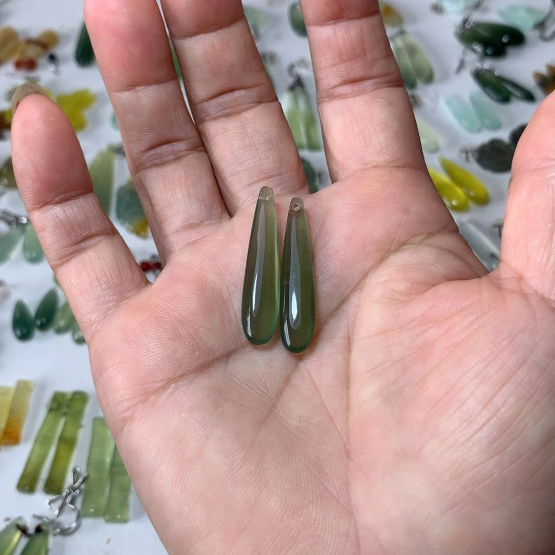 小***李未镶嵌蛇纹石玉耳环