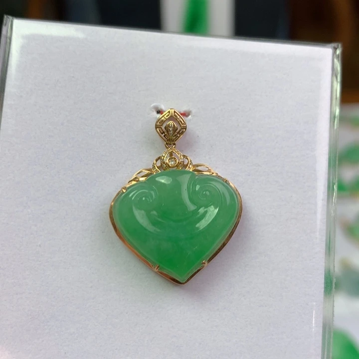 翡翠18K金镶嵌颈饰