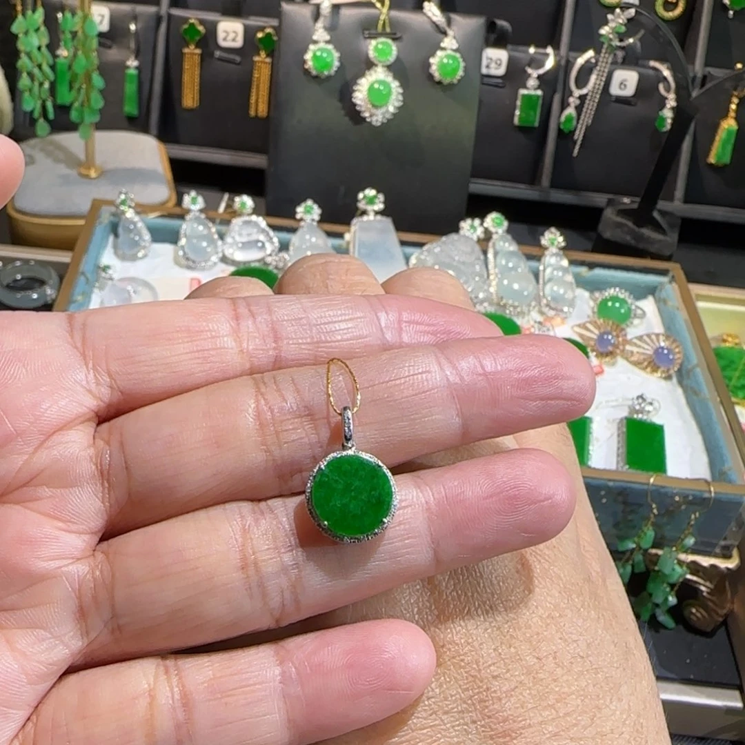 翡翠18K金镶嵌颈饰吊坠