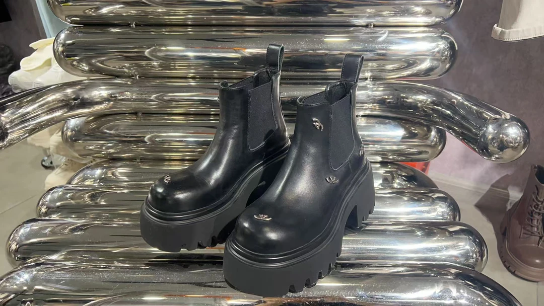 王琳家黑色马丁靴