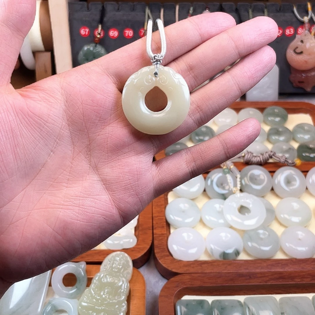 颈饰未镶嵌石英质玉