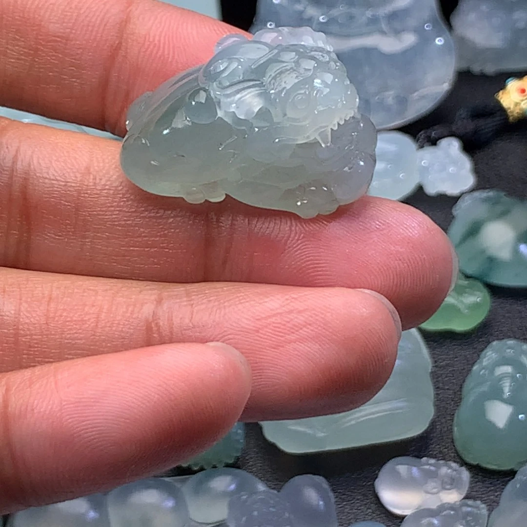 翡翠未镶嵌颈饰貔貅