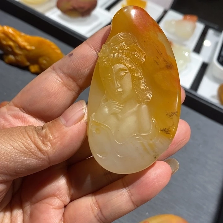 未镶嵌石英质玉（黄龙玉）颈饰