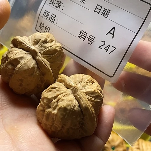 玫***瑰把件桃核自产自销……