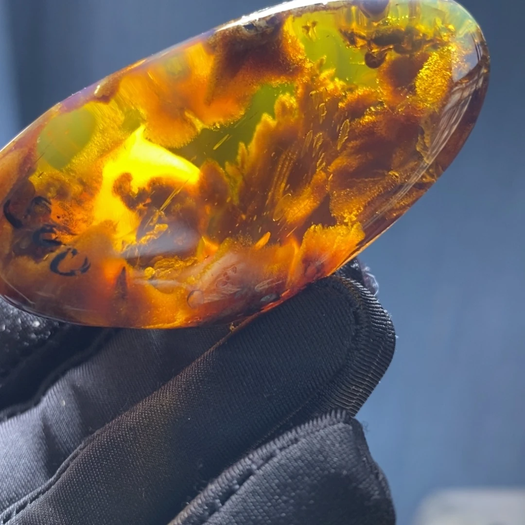 琥珀未镶嵌裸石……