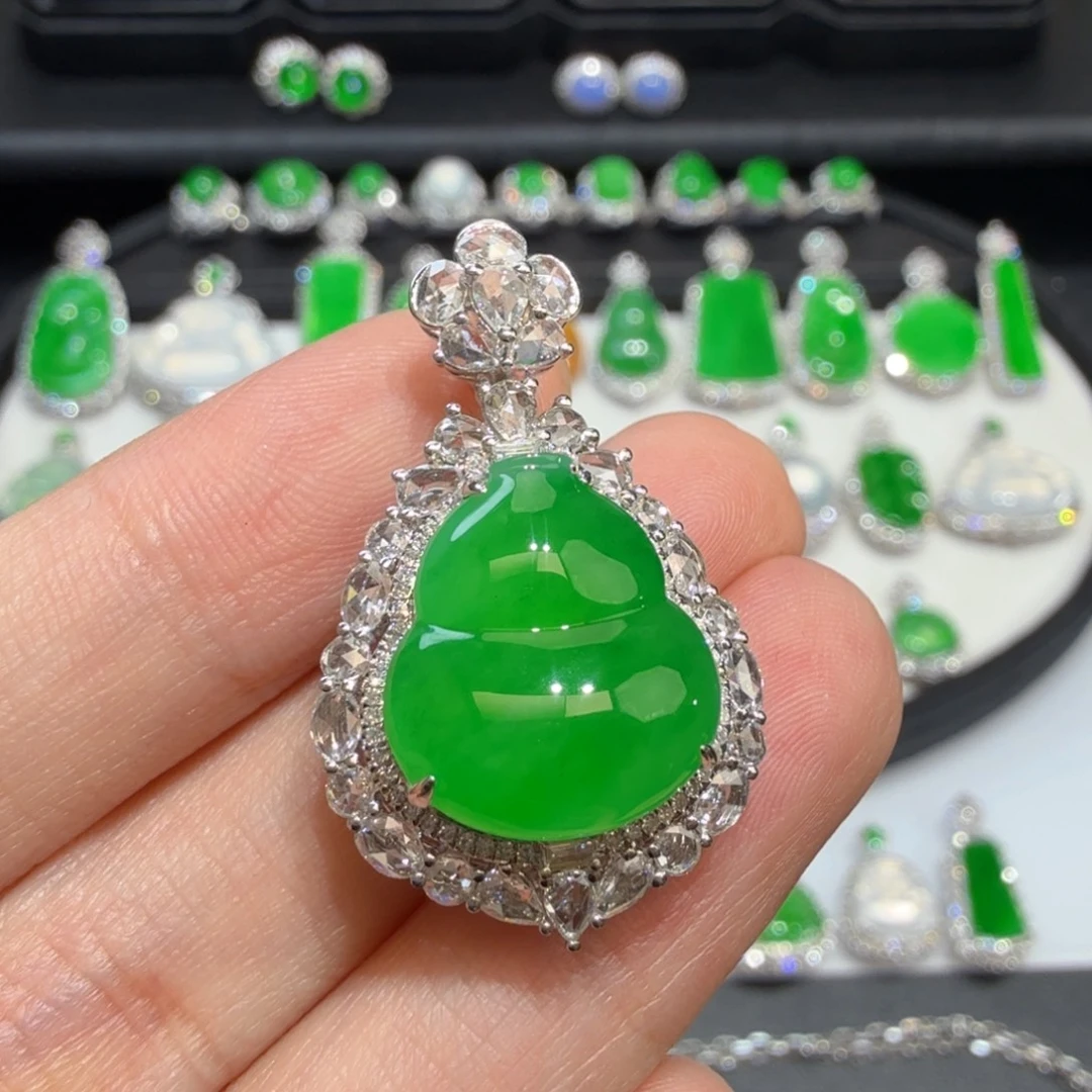 颈饰18K金镶嵌翡翠收到货48小时鉴赏期