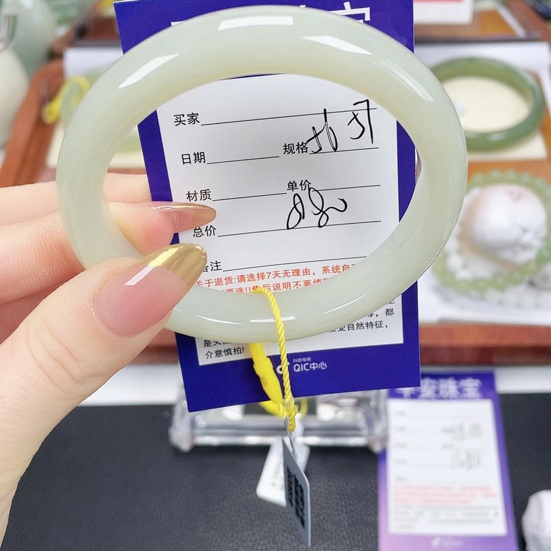 和田玉未镶嵌手镯