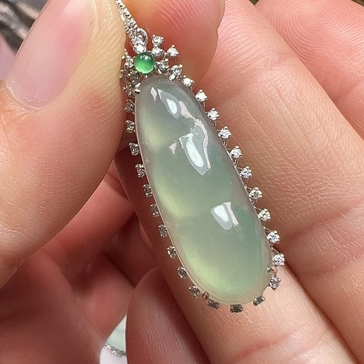 翡翠18K金镶嵌颈饰吊坠