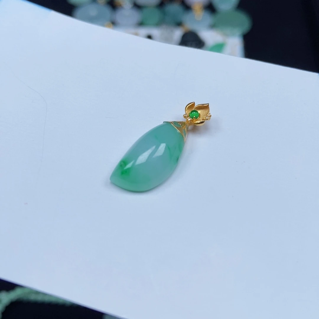 翡翠未镶嵌颈饰水滴