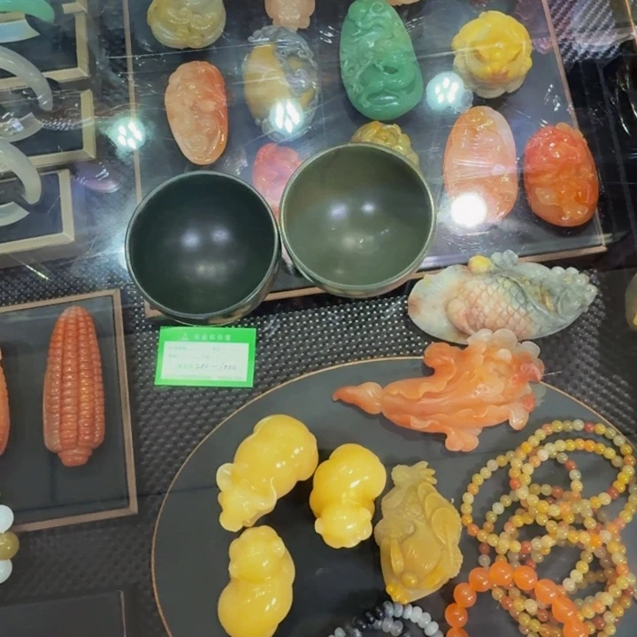 埃***特石英质玉未镶嵌颈饰