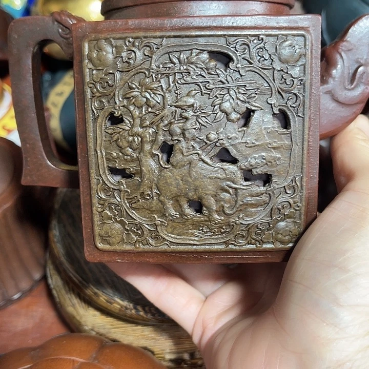 茶壶段泥原矿泥料手工制作的一把紫砂壶。