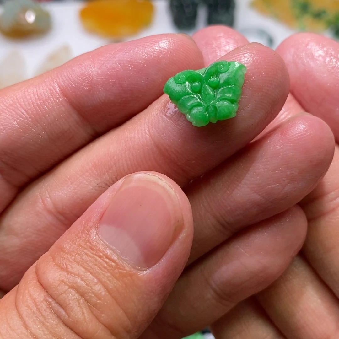 透***物未镶嵌定制翡翠吊坠