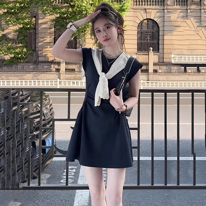 2025年夏季ins风新款设计感小众法式显瘦宽松褶皱收腰U型连衣裙女