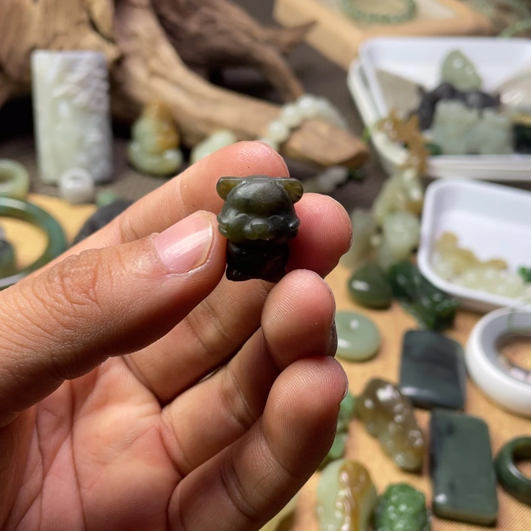 小***学和田玉未镶嵌颈饰