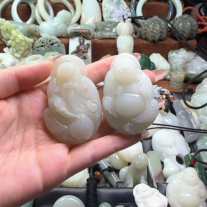 和田玉未镶嵌颈饰美*