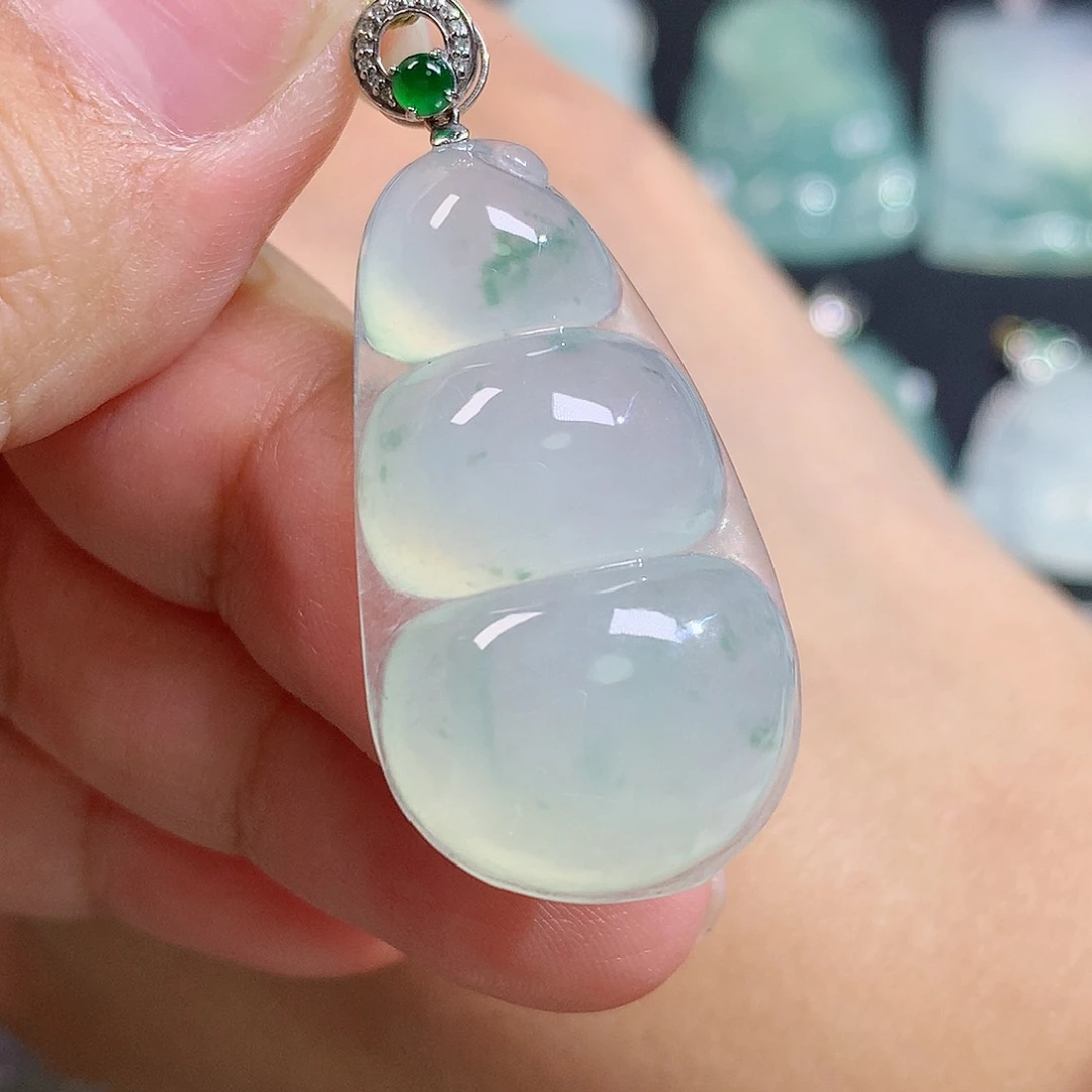 翡翠18K金镶嵌颈饰大福豆