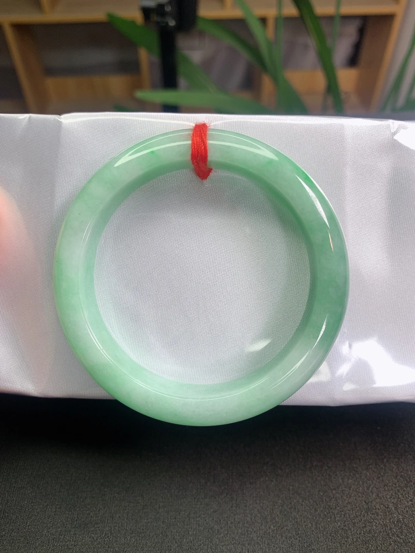 （276号）缅甸天然A货翡翠54-55圈口淡绿色正圈手镯