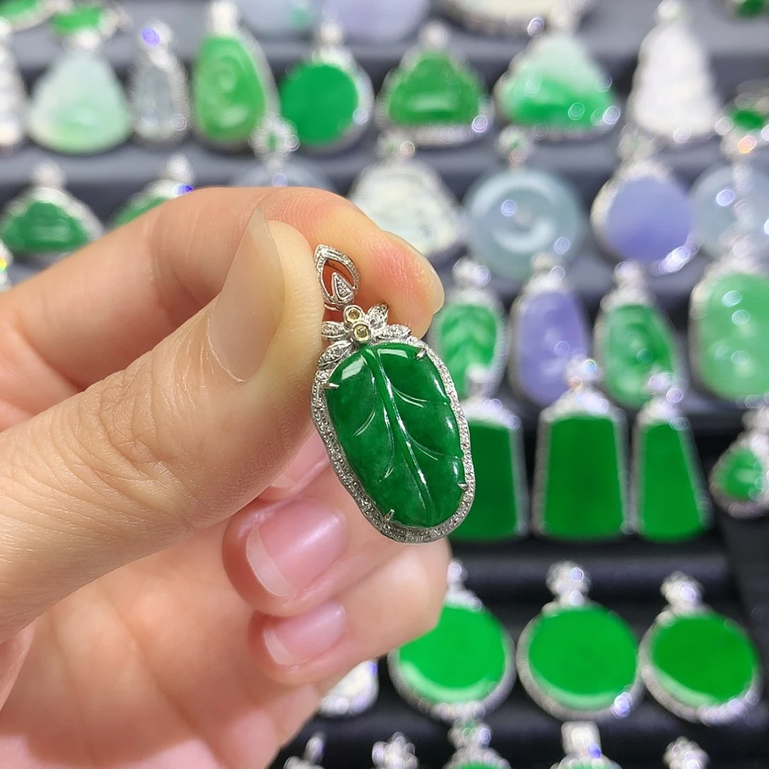 翡翠18K金镶嵌颈饰吊坠