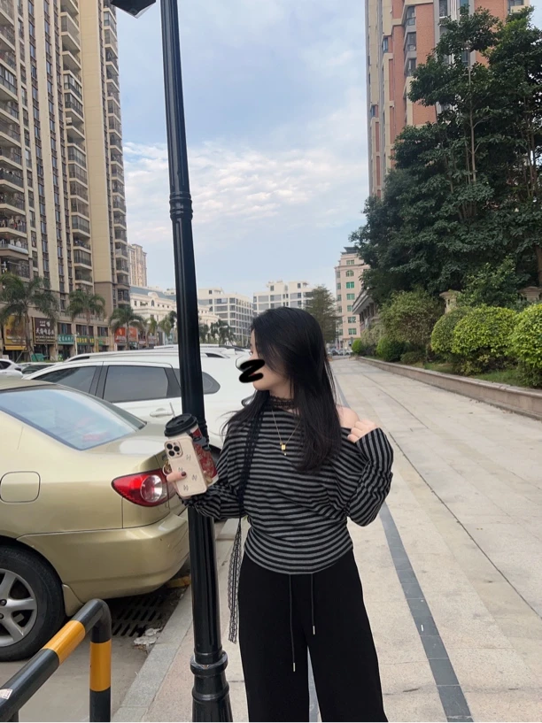 私服灰条纹+蕾丝围脖两件套上衣