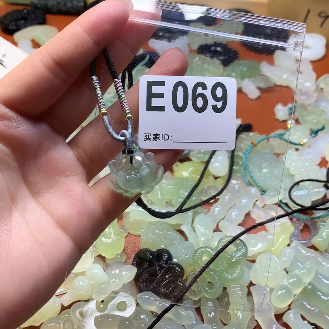 蛇纹石玉颈饰合金