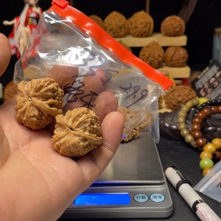 比***牙文玩核桃把件白狮子
