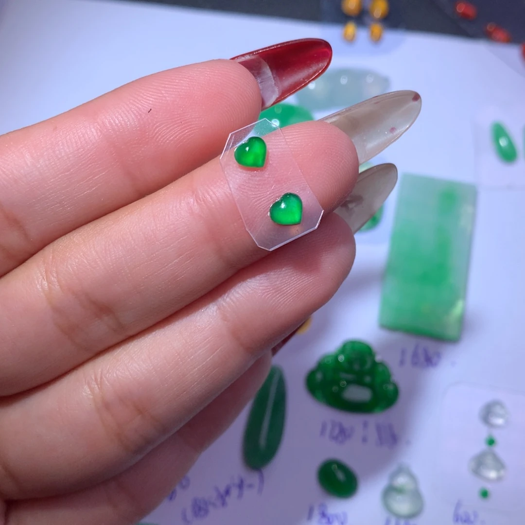 颈饰18K金镶嵌翡翠爱心