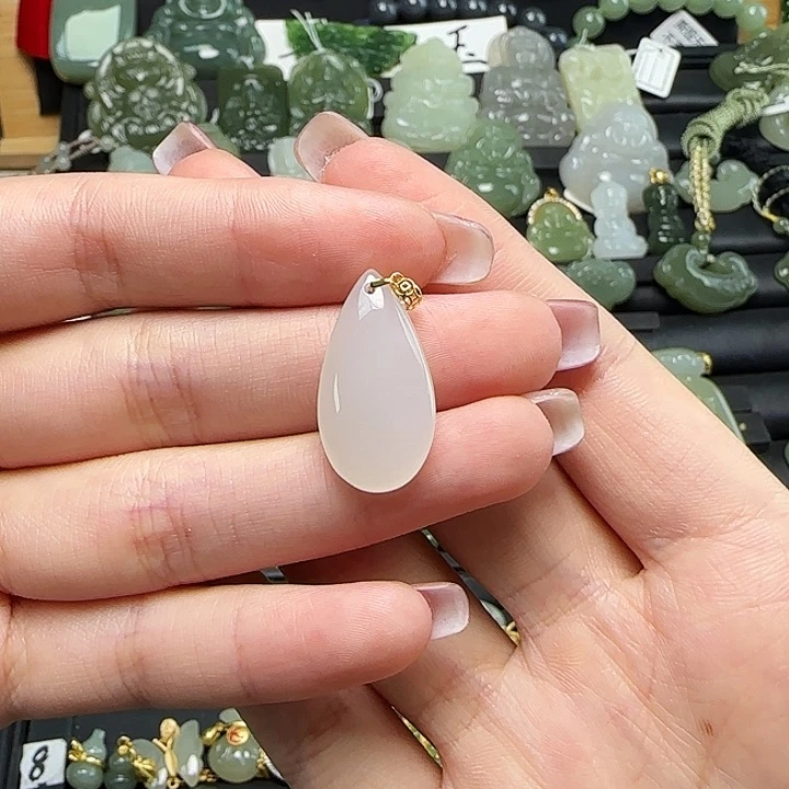 颈饰18K金镶嵌和田玉