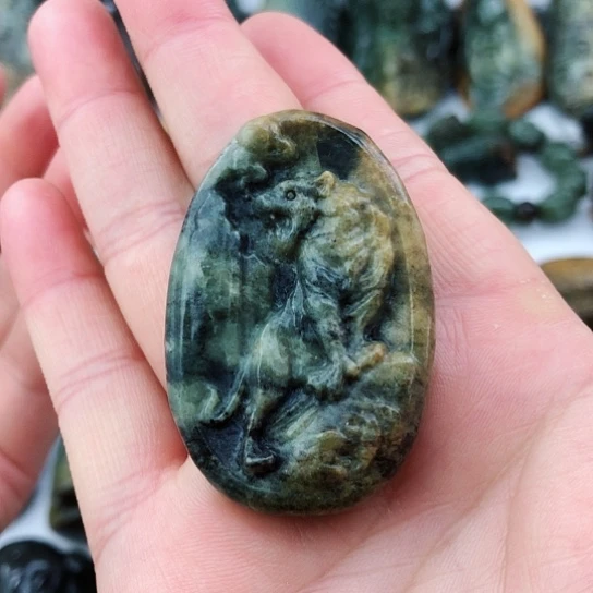 未镶嵌岫岩河磨玉（透闪石质玉）挂件
