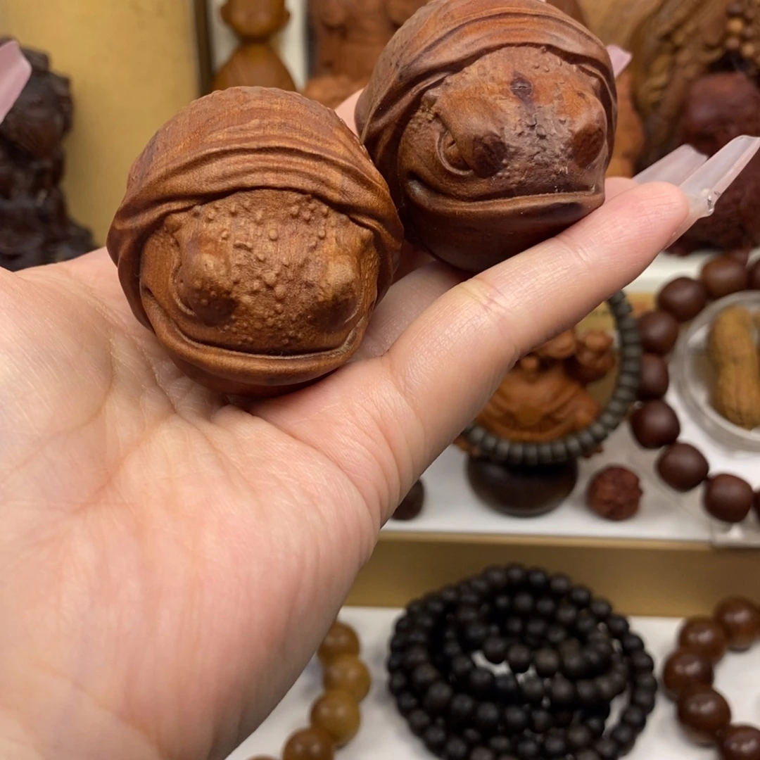 檀香木手串/手链迈索尔老山檀香金蟾手把件一对，奶香，瑕