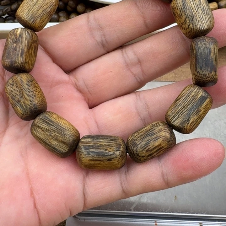 用***3手串沉香乌身手串12克加