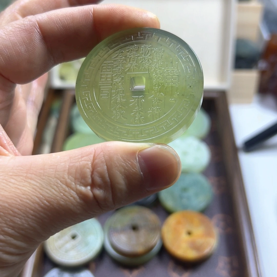 菜***居蛇纹石玉未镶嵌颈饰