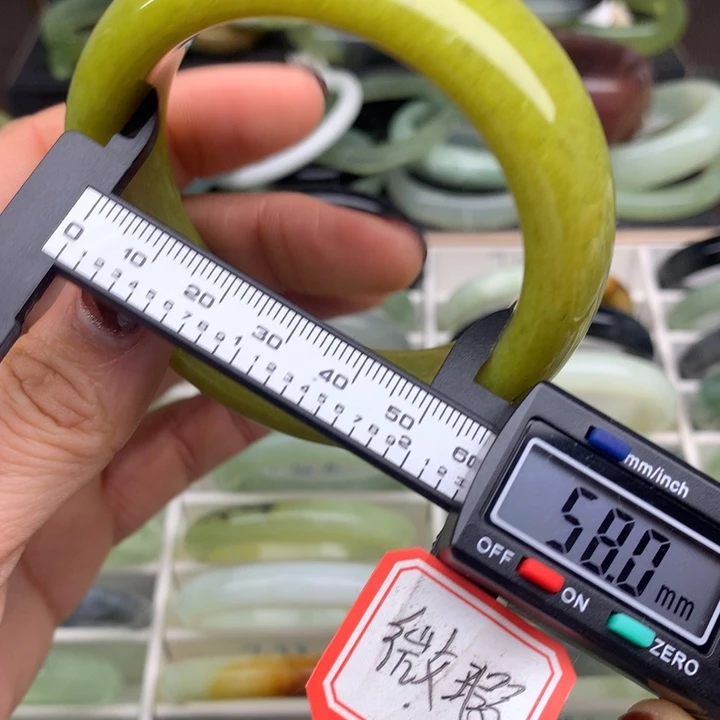 蛇纹石玉未镶嵌手镯750