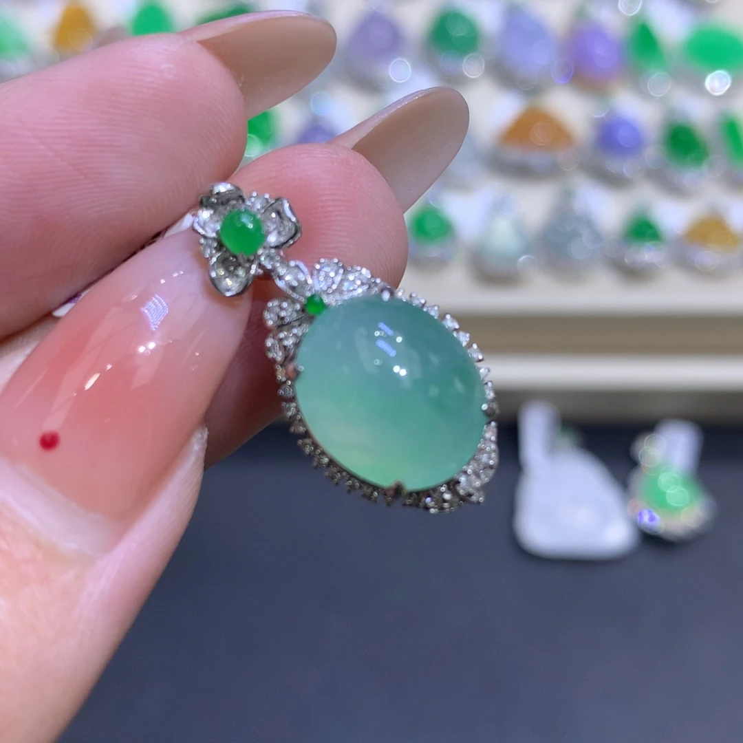 翡翠18K金镶嵌颈饰翡翠