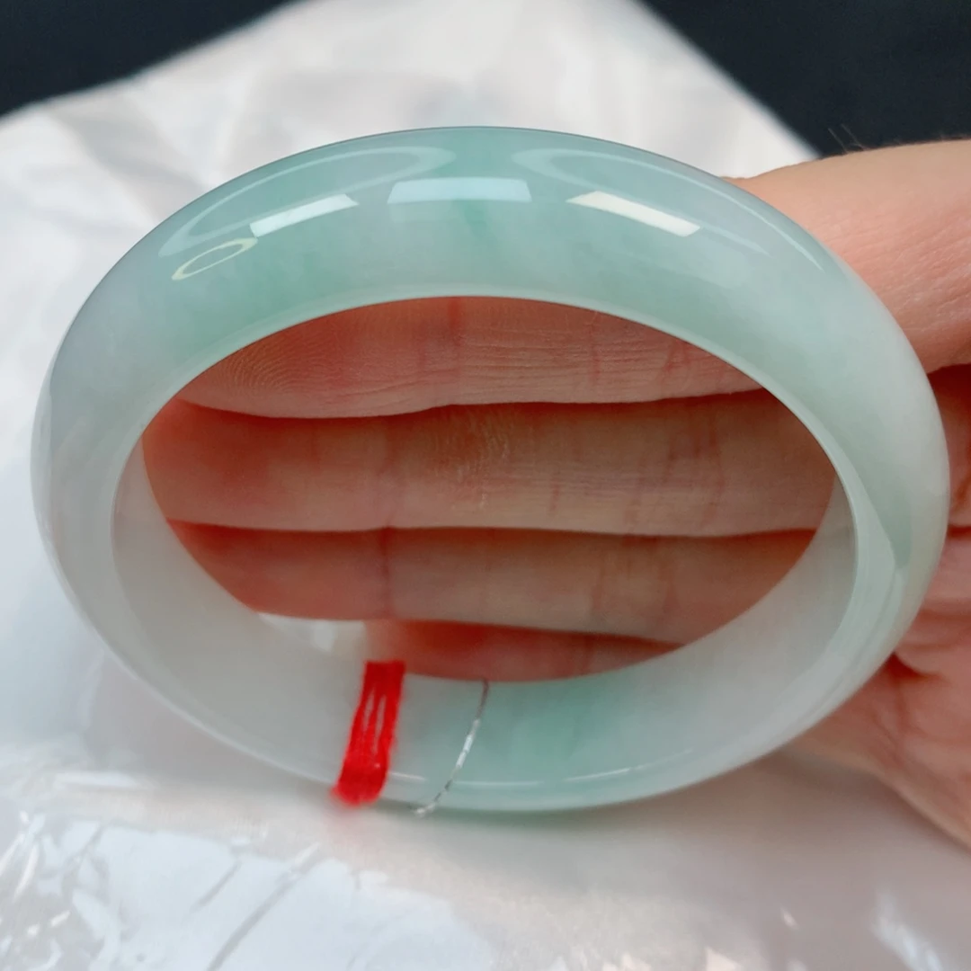 未镶嵌手镯翡翠55正圈，淡绿白净，细纹，044