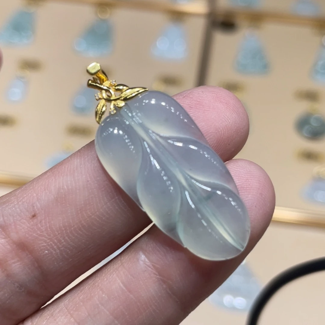 颈饰18K金镶嵌翡翠