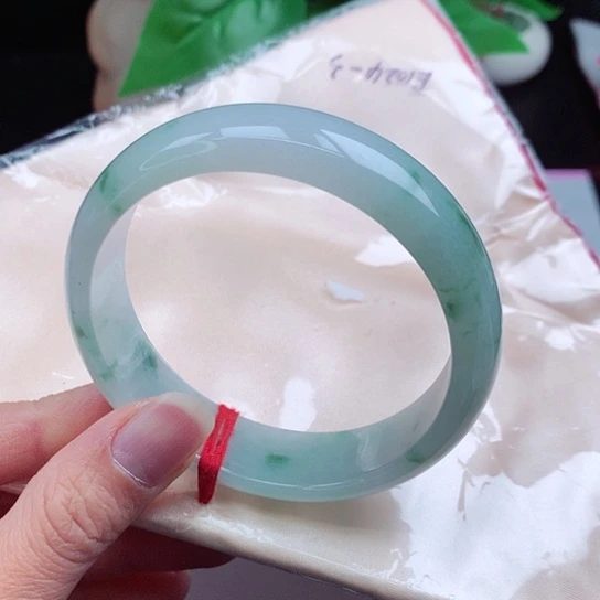 翡翠手镯未镶嵌      正圈59 飘绿花