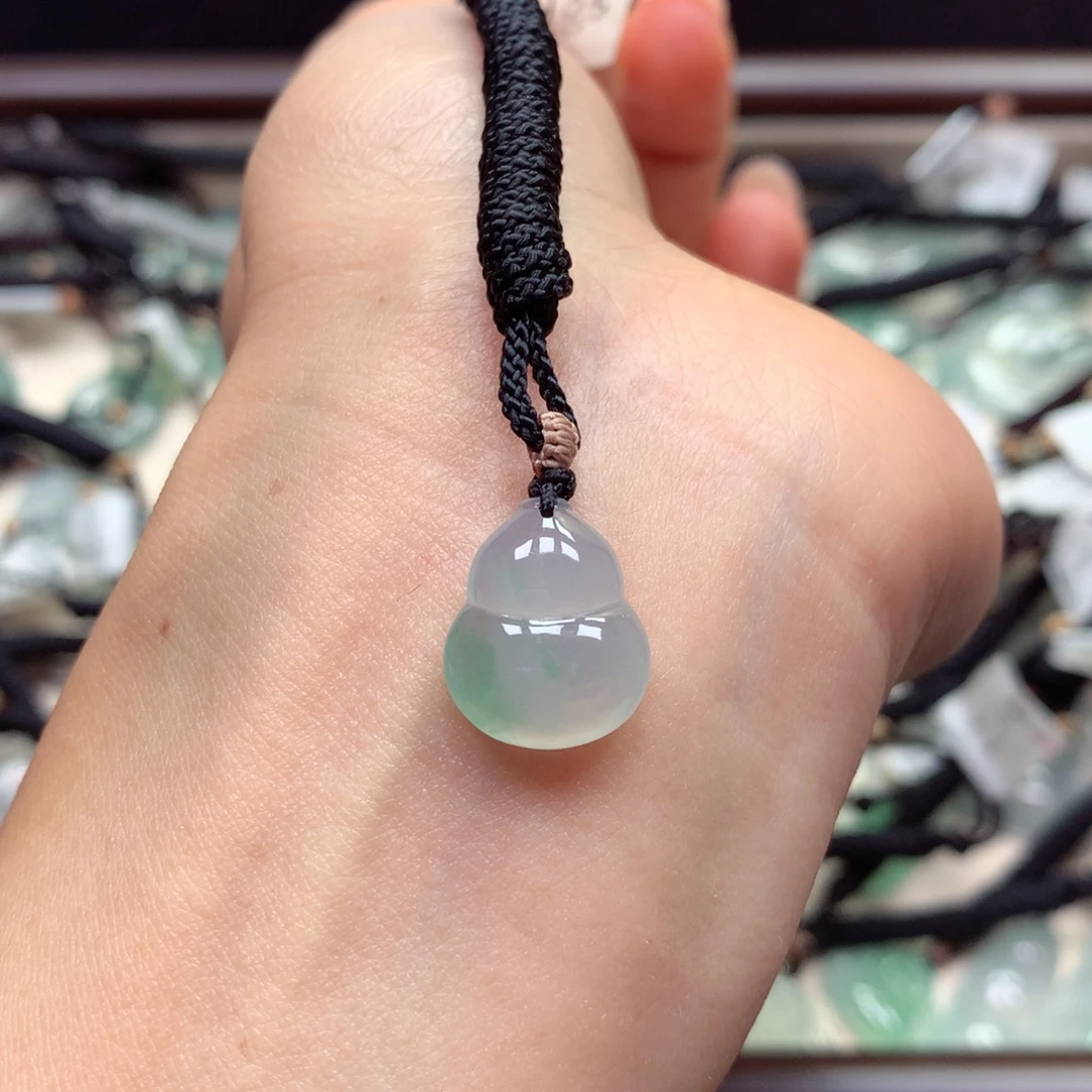 翡翠未镶嵌颈饰葫芦