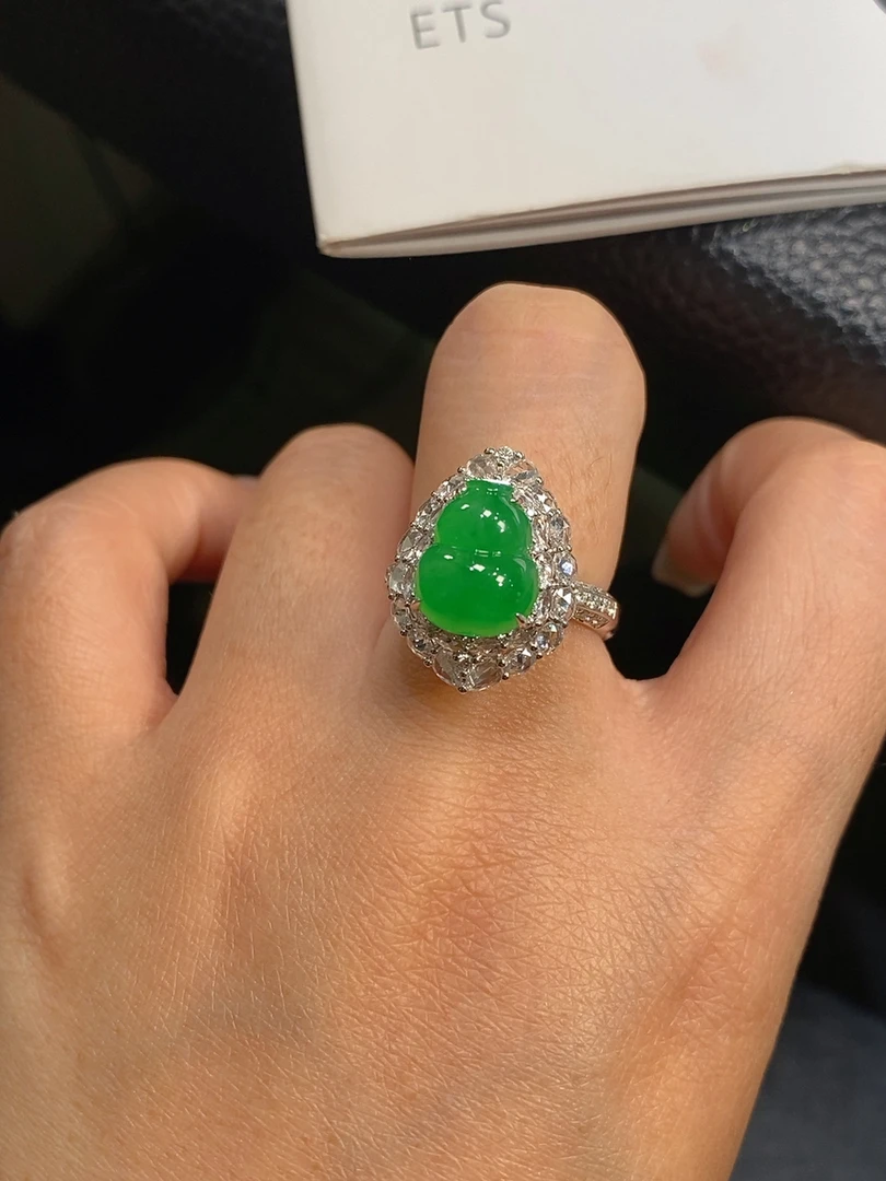 【伊玥珠宝】天然缅甸翡翠A货 阳绿葫芦戒指